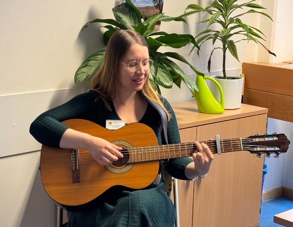 Katharina Ließman spielt Gitarre